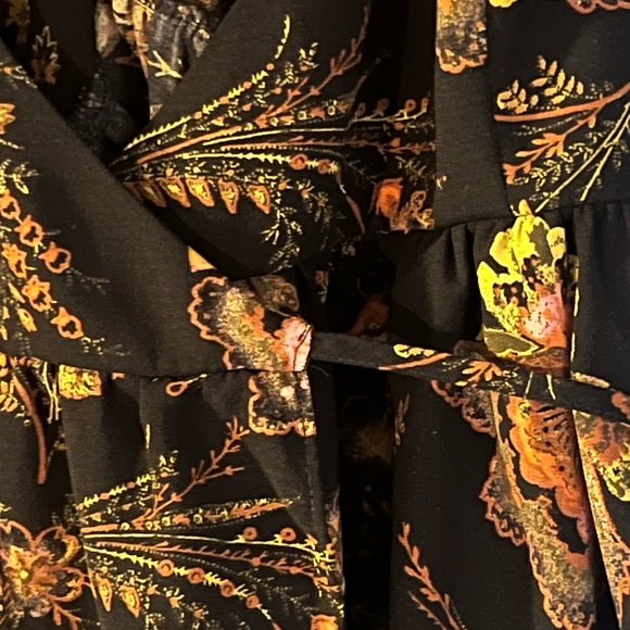 Urban Outfitters Black Floral Wrap Tank - Picture 2 of 3